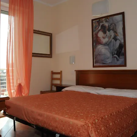 فندق Franca 3*